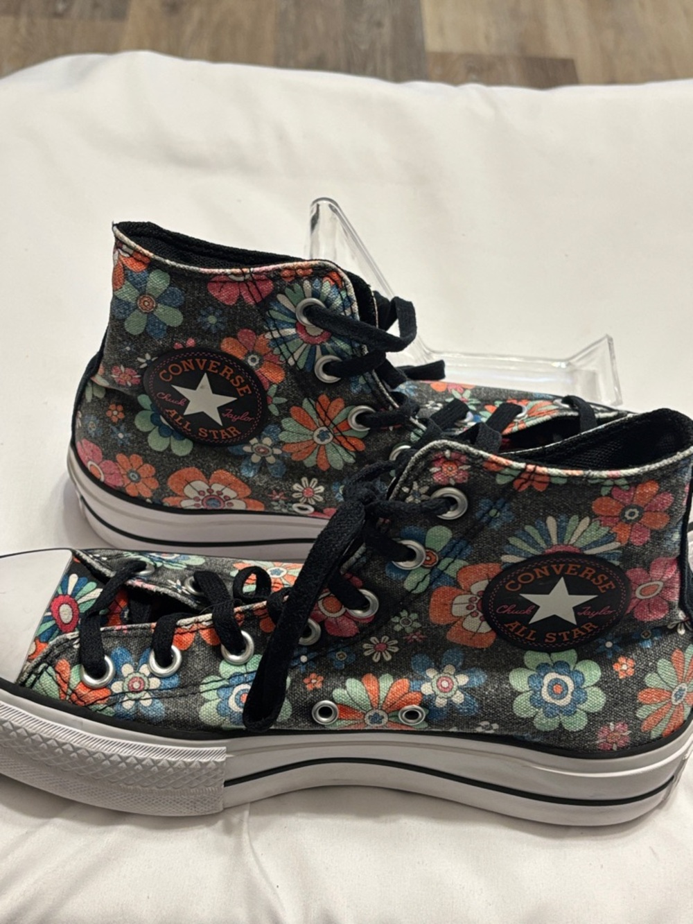 Converse Women’s size 8 Black Floral High-Top Sneakers with Multicolor Flowers - Picture 7 of 7